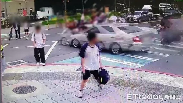 ▲新北市三峽區北大國小旁重大事故，撞擊畫面曝光。（圖／記者黃彥傑翻攝，下同）