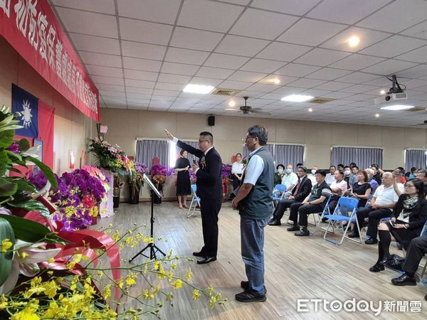 ▲台南市動物防疫保護處舉行新任處長交接典禮，由農業局長李芳林（左）將印信交棒給新任處長方川和（右）。（記者林東良翻攝，下同）