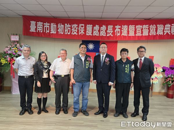 ▲台南市動物防疫保護處舉行新任處長交接典禮，由農業局長李芳林（左）將印信交棒給新任處長方川和（右）。（記者林東良翻攝，下同）