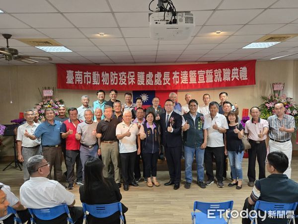 ▲台南市動物防疫保護處舉行新任處長交接典禮，由農業局長李芳林（左）將印信交棒給新任處長方川和（右）。（記者林東良翻攝，下同）