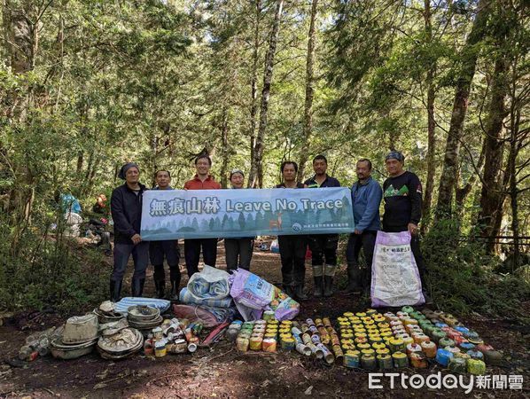 ▲▼花蓮分署協同登山協會加設指示牌，另於峭壁、崩塌處加設攀繩，保障山友安全。（圖／花蓮分署提供，下同）