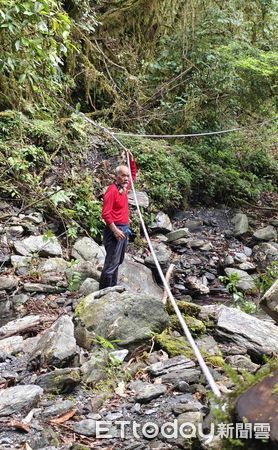 ▲▼花蓮分署協同登山協會加設指示牌，另於峭壁、崩塌處加設攀繩，保障山友安全。（圖／花蓮分署提供，下同）