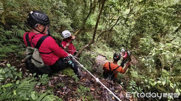 ▲▼花蓮分署協同登山協會加設指示牌，另於峭壁、崩塌處加設攀繩，保障山友安全。（圖／花蓮分署提供，下同）