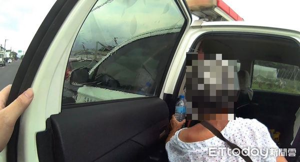 ▲里港警分局員警送唐婦回到友人住處            。（圖／記者陳崑福翻攝）