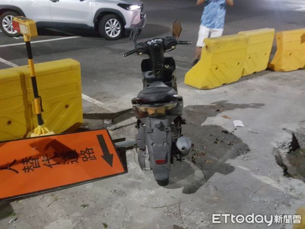 ▲▼ 高雄又傳酒駕！男騎無牌機車撞護欄自摔　路人聞酒味急拔鑰匙攔截 。（圖／記者賴文萱翻攝）