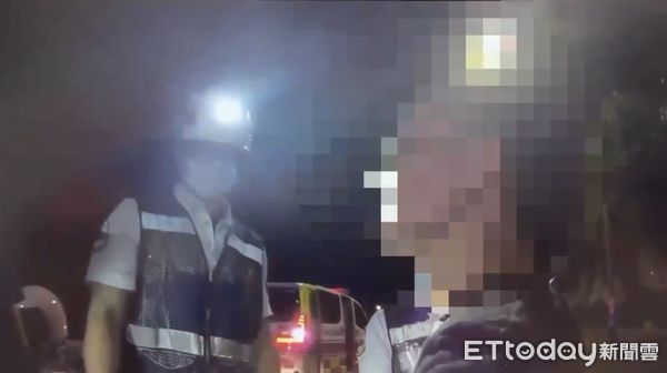 ▲▼高雄又傳酒駕！男騎無牌機車自摔還想逃　路人聞酒味急拔鑰匙攔截。（圖／記者賴文萱翻攝）