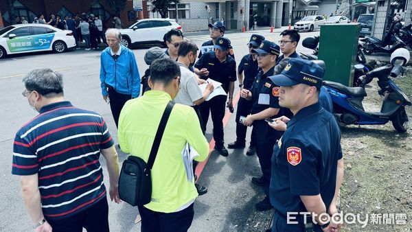 ▲三峽重大事故，檢警20日上午10時許將會新北市政府警察局交通大隊、交通局、當地里長，重回事故現場進行勘驗。（圖／記者陳以昇攝，下同）