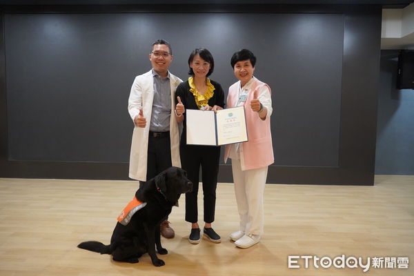 ▲臺北榮總的人氣醫療輔助犬「Oba」（歐巴）到屏東榮總安寧病房陪伴病人             。（圖／屏東榮總提供）