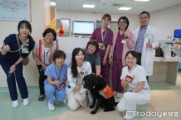 ▲臺北榮總的人氣醫療輔助犬「Oba」（歐巴）到屏東榮總安寧病房陪伴病人             。（圖／屏東榮總提供）