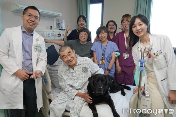 ▲臺北榮總的人氣醫療輔助犬「Oba」（歐巴）到屏東榮總安寧病房陪伴病人             。（圖／屏東榮總提供）