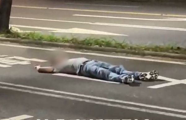 ▲一名39歲郭姓男子20日凌晨酒後不勝酒力，竟直接躺在中華東路與凱旋路口車道中央沉沉睡去，現場車輛呼嘯而過，畫面驚險。（圖／翻攝自社會事新聞影音）