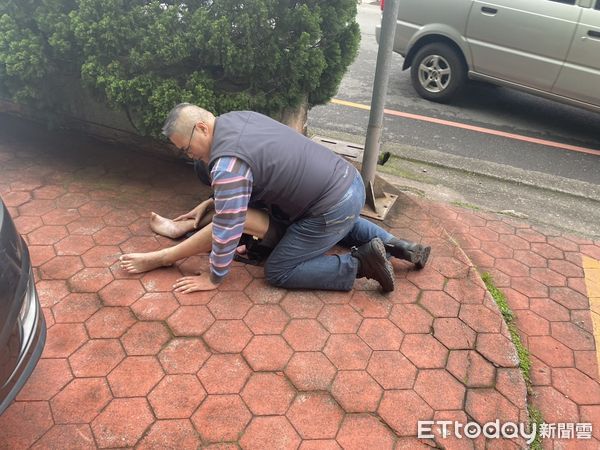 ▲埔里分局偵查隊長王文成和另名小隊長發揮默契，當街逮捕詐欺提款車手。