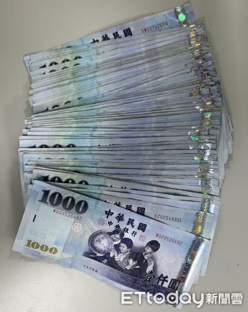 ▲埔里分局偵查隊長和小隊長發揮默契，當街逮捕詐欺提款車手。（圖／記者高堂堯翻攝）