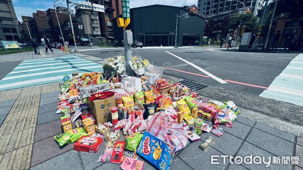 ▲▼ 三峽北大國小旁昨(19)日發生3死12傷重大車禍，今日一早民眾紛紛至現場獻上鮮花與零食           。（圖／記者陳以昇攝）