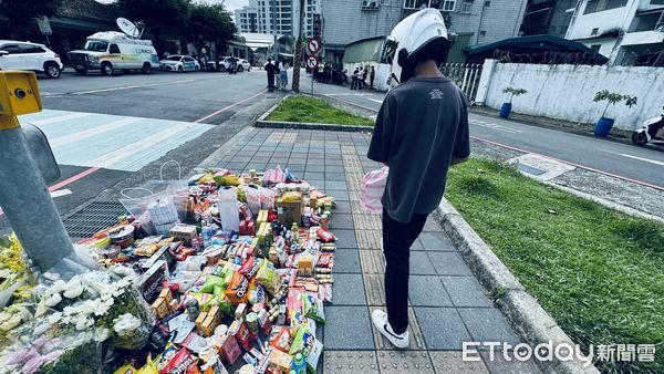 ▲▼ 三峽北大國小旁昨(19)日發生3死12傷重大車禍，今日一早民眾紛紛至現場獻上鮮花與零食           。（圖／記者陳以昇攝）