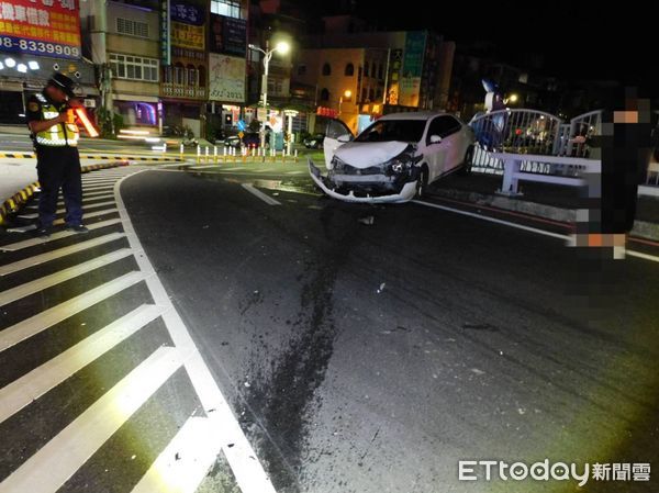 ▲自小客車自撞進德大橋中央分割島            。（圖／記者陳崑福翻攝）
