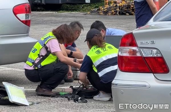 ▲▼國家運輸安全調查委員會人員也到場調查。（圖／記者黃彥傑翻攝）