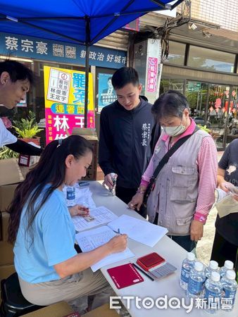 ▲台南市議員蔡宗豪與小豪洲沙茶爐、民眾服務社於5月20日發放物資，為中西區、北區弱勢家庭送暖。（記者林東良翻攝，下同）