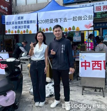 ▲台南市議員蔡宗豪與小豪洲沙茶爐、民眾服務社於5月20日發放物資，為中西區、北區弱勢家庭送暖。（記者林東良翻攝，下同）