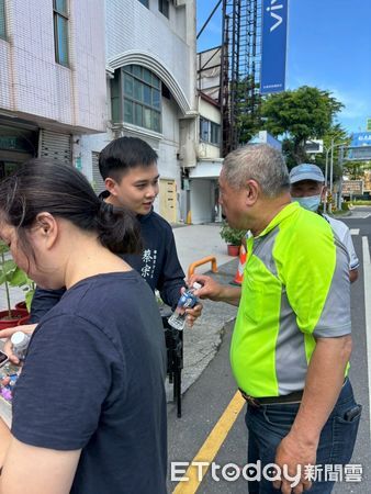 ▲台南市議員蔡宗豪與小豪洲沙茶爐、民眾服務社於5月20日發放物資，為中西區、北區弱勢家庭送暖。（記者林東良翻攝，下同）