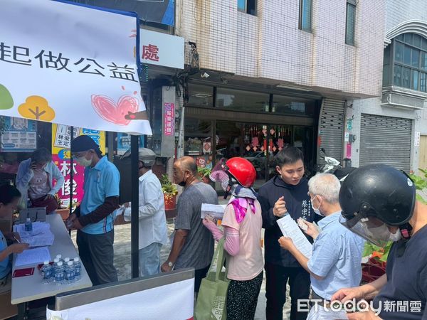 ▲台南市議員蔡宗豪與小豪洲沙茶爐、民眾服務社於5月20日發放物資，為中西區、北區弱勢家庭送暖。（記者林東良翻攝，下同）