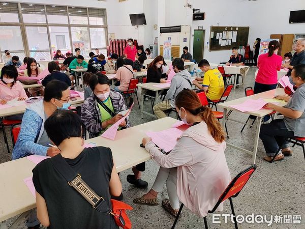 ▲台南就業中心五月兩場徵才活動釋出150個以上職缺，結合節慶文化與香包手作，打造溫馨有感的求職體驗。（記者林東良翻攝，下同）