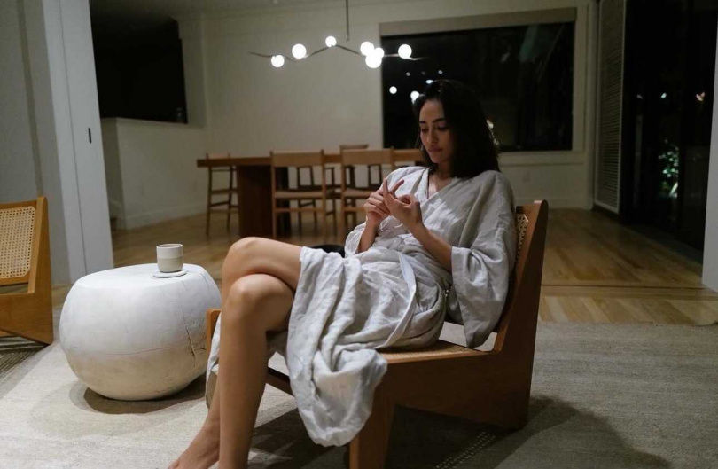 越長大越享受「一個人的獨處時光」！心理學證實：愛待在家也是一種保護自我機制