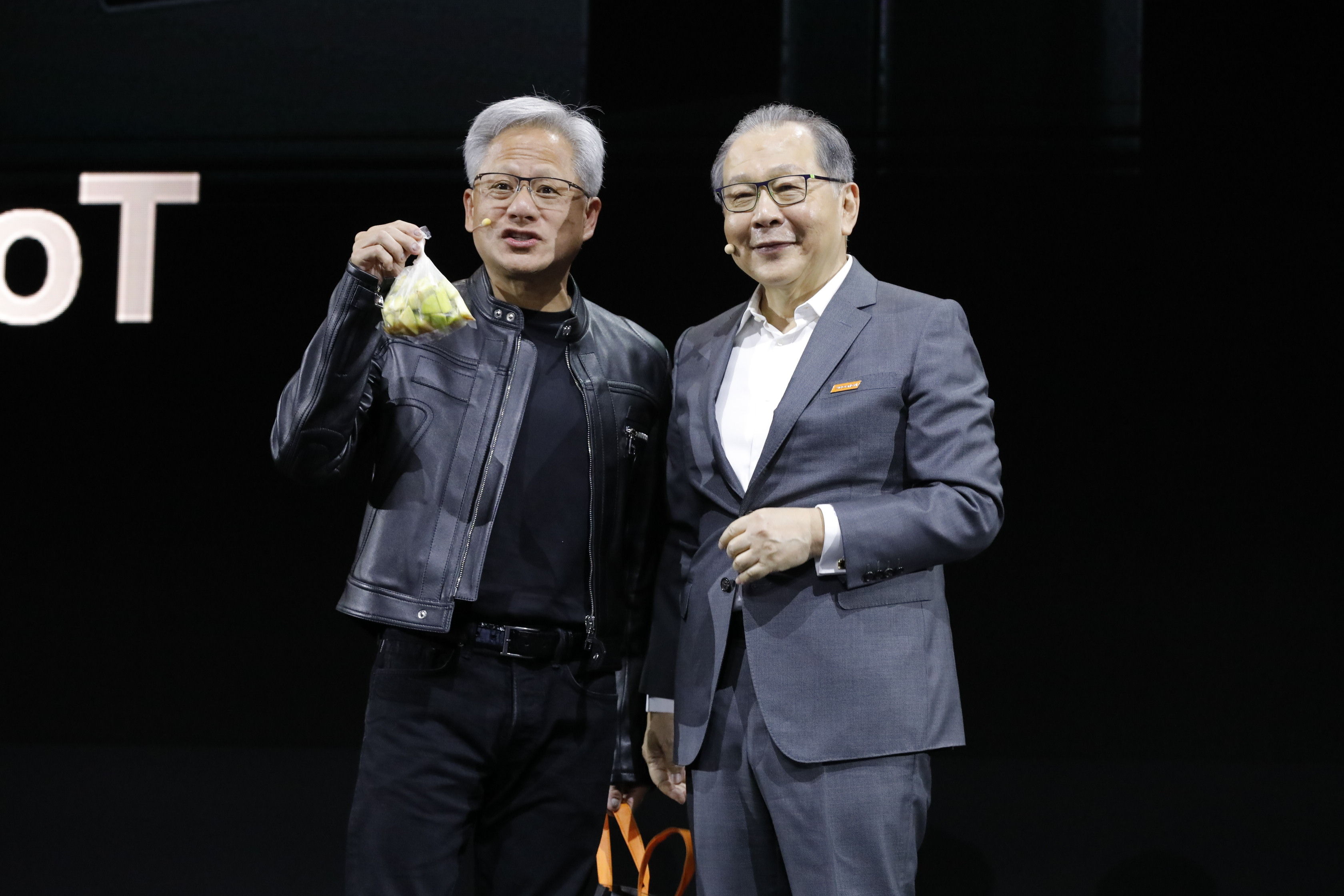 ▲▼2025COMPUTEX聯發科專題講座由副總裁暨執行長蔡力行主講，特別來賓邀請輝達創辦人暨執行長黃仁勳出席。蔡力行特地為黃仁勳準備了最愛吃的通化街夜市鄭媽媽水果，黃仁勳接過水果比情相當開心。（圖／記者湯興漢攝）