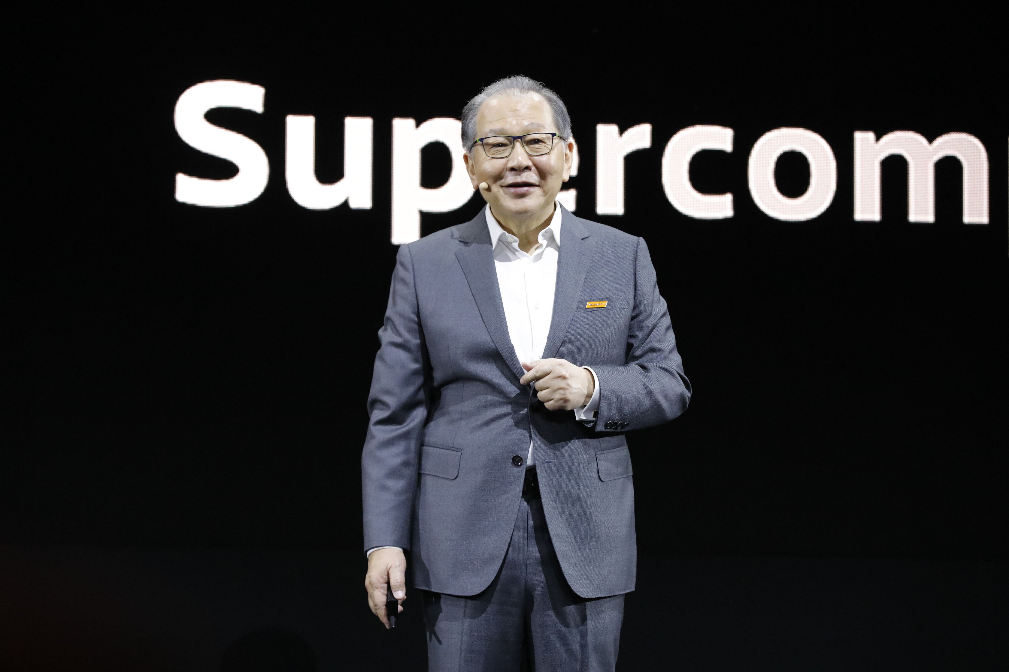 ▲▼2025COMPUTEX聯發科專題講座由副總裁暨執行長蔡力行主講，特別來賓邀請輝達創辦人暨執行長黃仁勳出席。蔡力行特地為黃仁勳準備了最愛吃的通化街夜市鄭媽媽水果，黃仁勳接過水果比情相當開心。（圖／記者湯興漢攝）