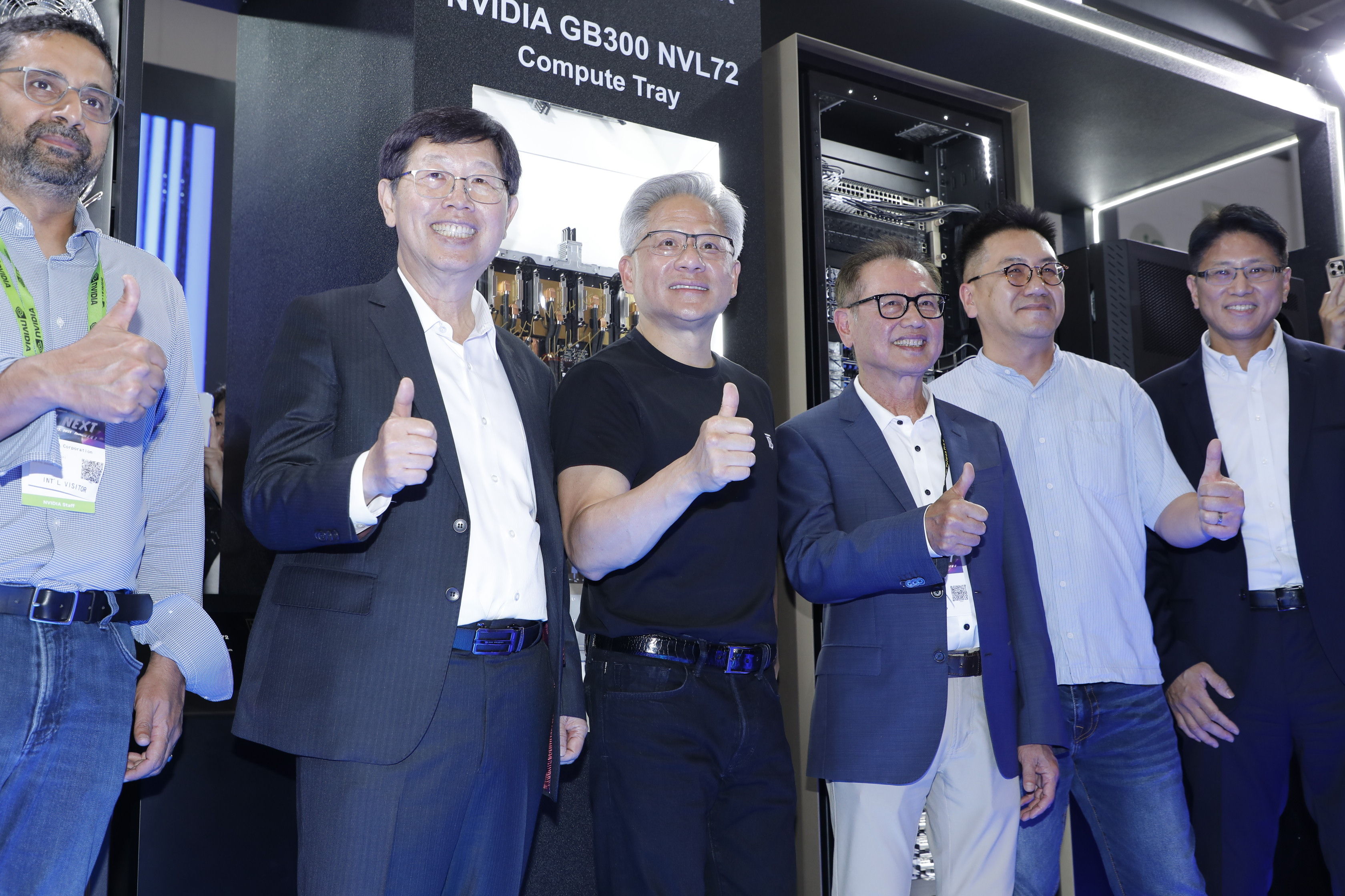 ▲▼輝達創辦人暨執行長黃仁勳參觀鴻海集團在COMPUTEX所展設的攤位，受到鴻海董事長劉揚偉的熱烈歡迎。（圖／記者湯興漢攝）