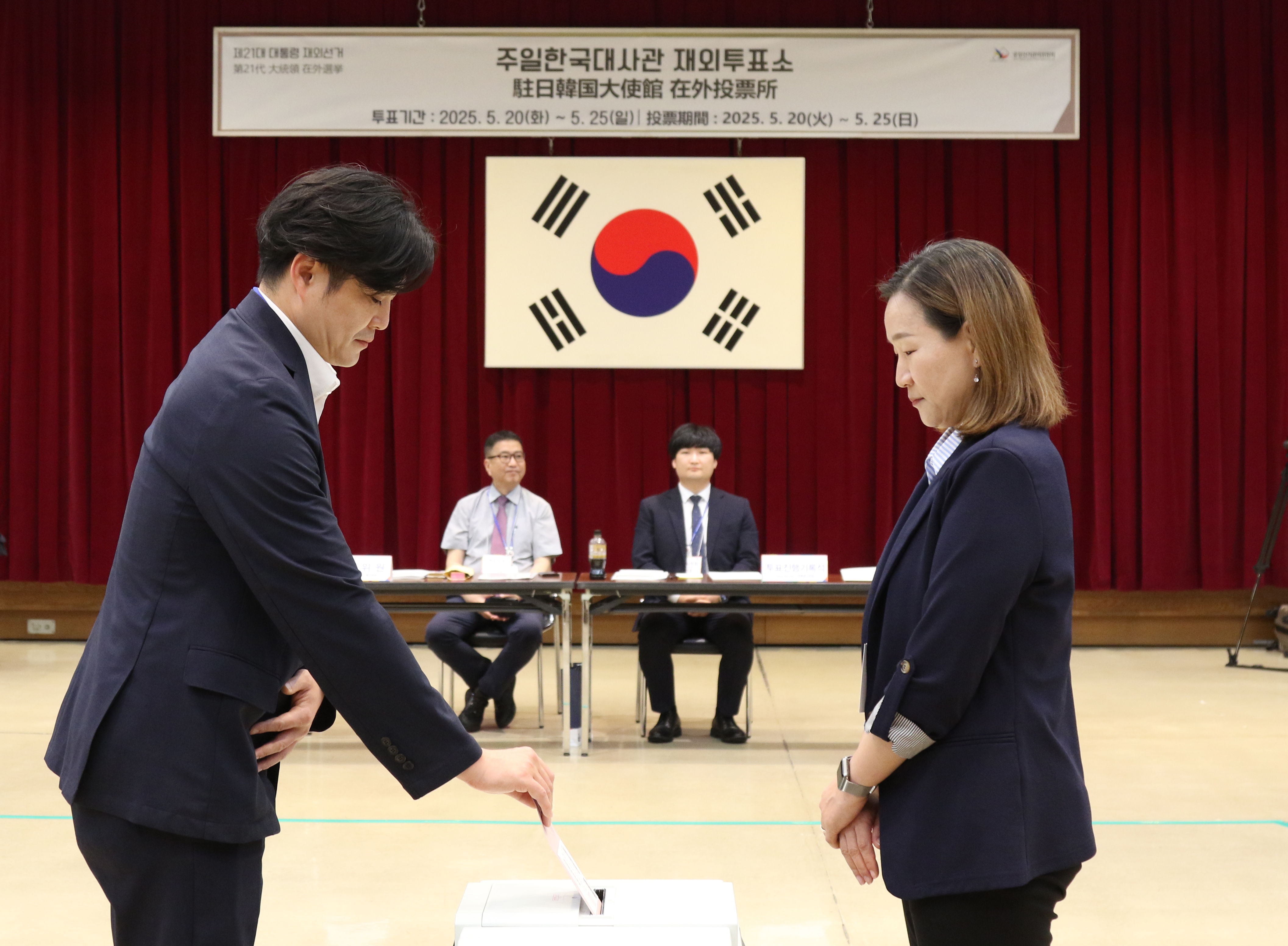 ▲▼南韓在日本東京都港區「在日本大韓民國民團」總部設置投票所，供海外居民投票。（圖／達志影像／newscom）