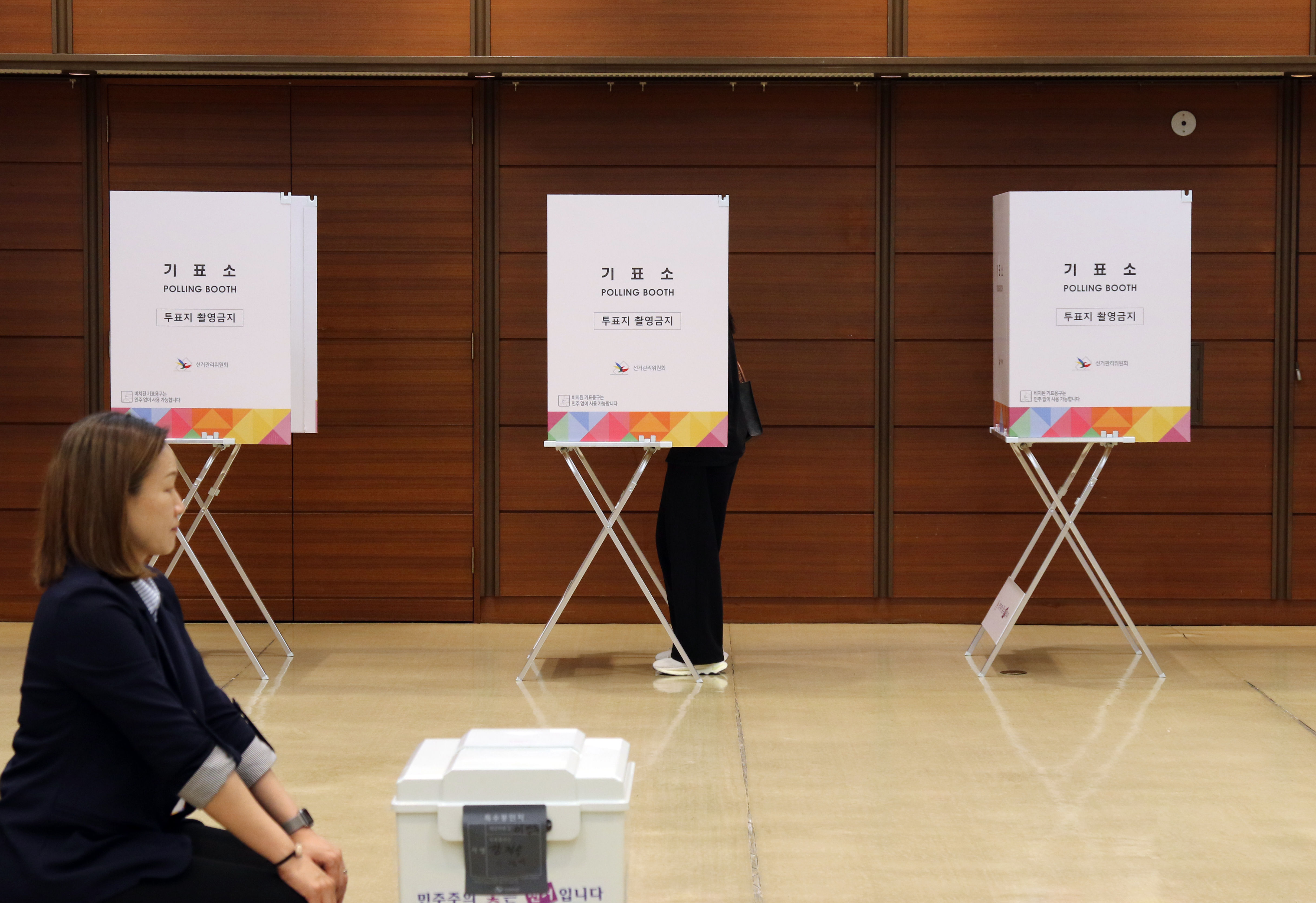 ▲▼南韓在日本東京都港區「在日本大韓民國民團」總部設置投票所，供海外居民投票。（圖／達志影像／newscom）