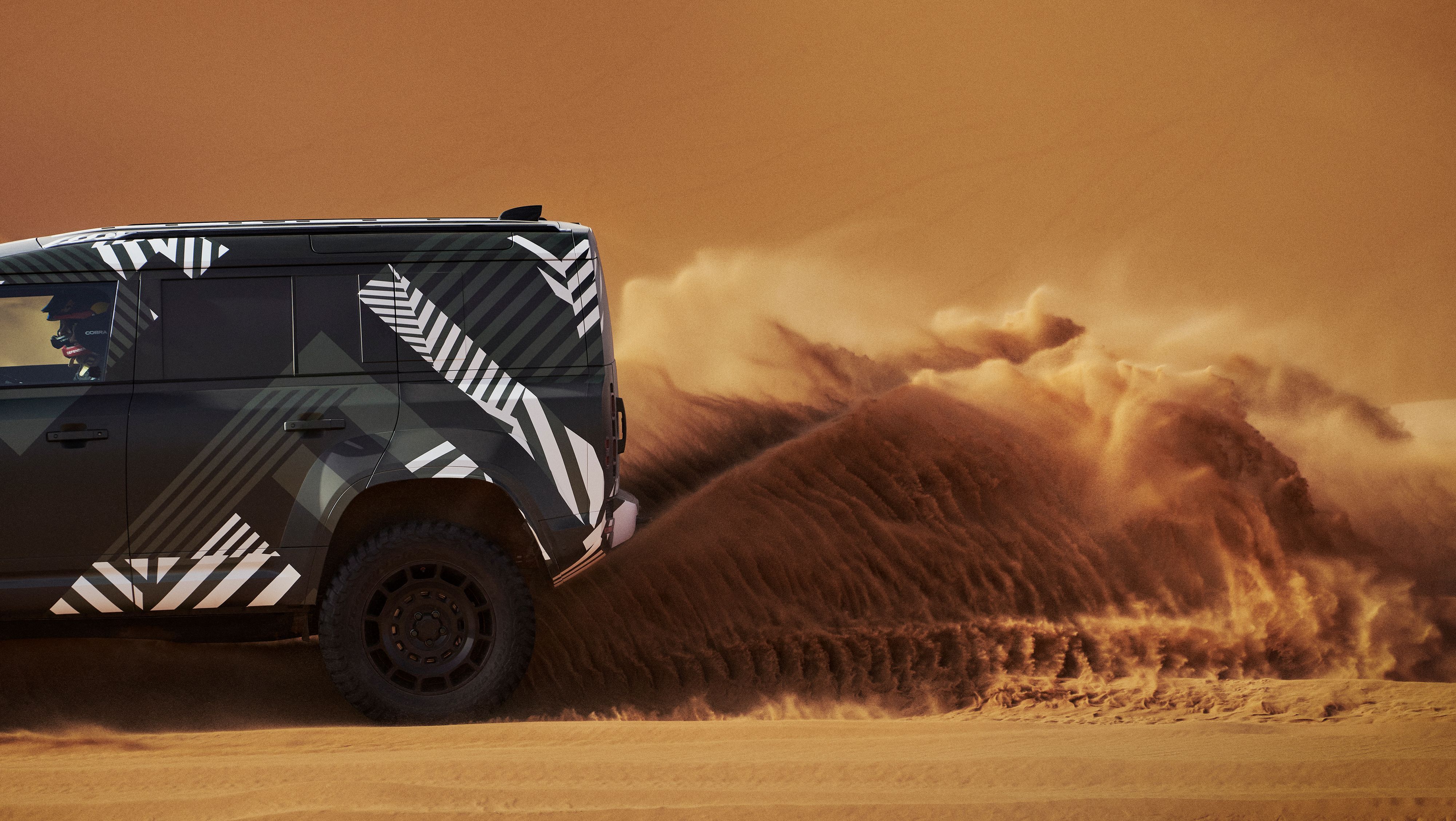 ▲Defender完成達卡拉力賽車手簽約。（圖／翻攝自Defender）