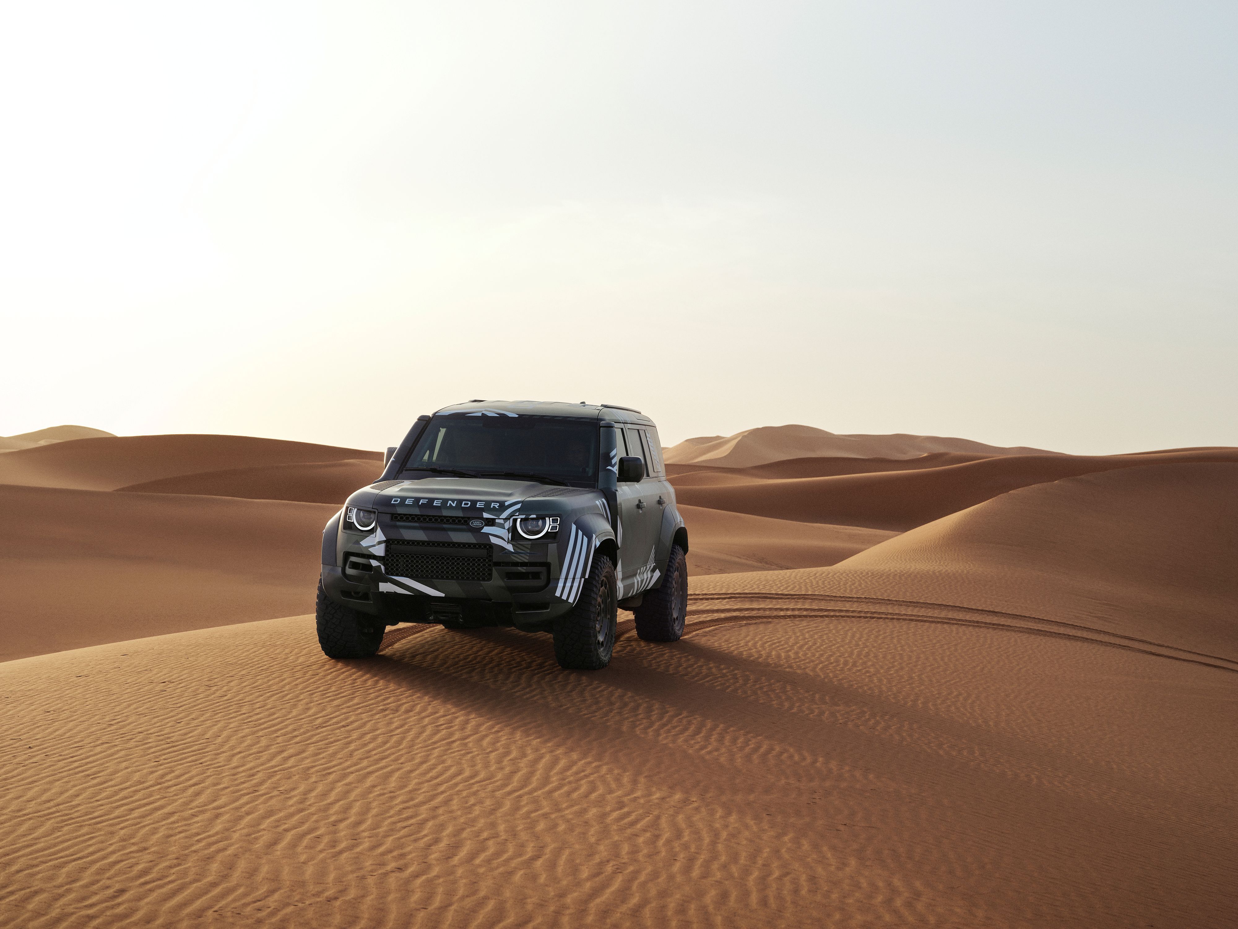 ▲Defender完成達卡拉力賽車手簽約。（圖／翻攝自Defender）