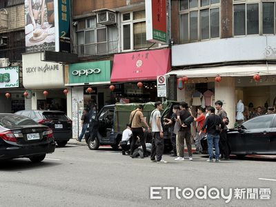 快訊／移動詐騙基地台藏西門町　警對空鳴槍當街逮人畫面曝