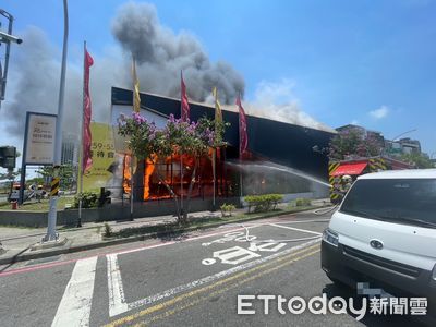 台南九份子銷售中心臨時屋起火 23車44人急撲救!
