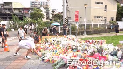 民眾淚崩!三峽慘案路口擺滿鮮花 卡片悼念「願在天堂永遠快樂」