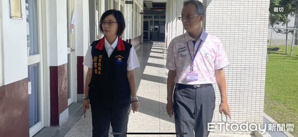 ▲花蓮縣府教育處處長翁書敏（左）巡視考場並感謝主、協辦學校配合。（圖／記者王兆麟翻攝，下同）