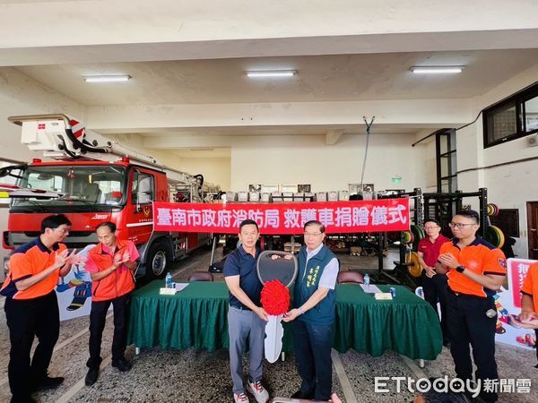 ▲台南麻豆消防分隊獲世堃塑膠企業捐贈新式救護車，由消防局長李明峯代表接收，強化地方緊急救護能量。（記者林東良翻攝，下同）