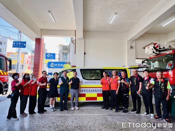 ▲台南麻豆消防分隊獲世堃塑膠企業捐贈新式救護車，由消防局長李明峯代表接收，強化地方緊急救護能量。（記者林東良翻攝，下同）