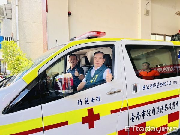 ▲台南麻豆消防分隊獲世堃塑膠企業捐贈新式救護車，由消防局長李明峯代表接收，強化地方緊急救護能量。（記者林東良翻攝，下同）