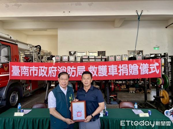 ▲台南麻豆消防分隊獲世堃塑膠企業捐贈新式救護車，由消防局長李明峯代表接收，強化地方緊急救護能量。（記者林東良翻攝，下同）