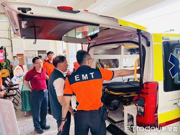 ▲台南麻豆消防分隊獲世堃塑膠企業捐贈新式救護車，由消防局長李明峯代表接收，強化地方緊急救護能量。（記者林東良翻攝，下同）