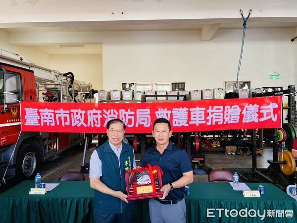 ▲台南麻豆消防分隊獲世堃塑膠企業捐贈新式救護車，由消防局長李明峯代表接收，強化地方緊急救護能量。（記者林東良翻攝，下同）