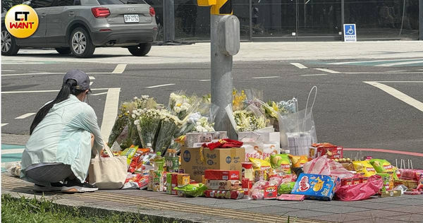 男子不捨學生殞命哭了！　三峽死亡路口擺滿悼念品惹鼻酸