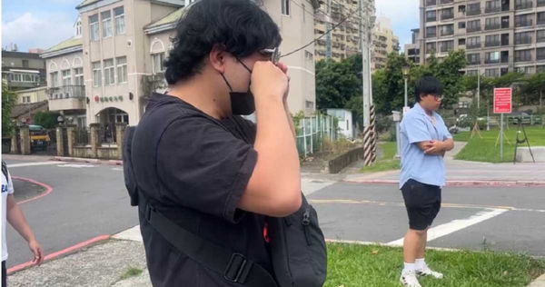 男子昨日看到新聞後深感不捨，今抵事發地悼念哭了。（圖／翻攝畫面）