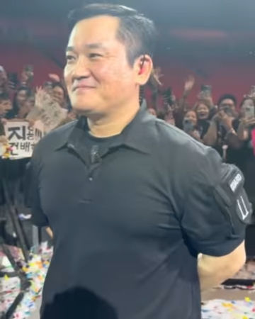 ▲「志龍啊，我變心了」GD笑翻！　粉絲舉牌應援保鑣虎哥…他嘴角失守。（圖／翻攝自IG／tiger_jae_ho）