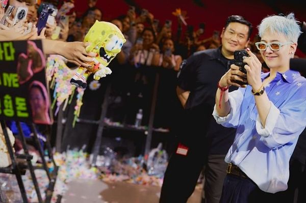 ▲「志龍啊，我變心了」GD笑翻！　粉絲舉牌應援保鑣虎哥…他嘴角失守。（圖／翻攝自IG／tiger_jae_ho）