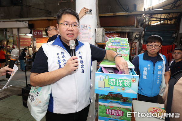 ▲南投縣民於公有市場採買自備購物袋，可集點換超商禮物卡。（圖／南投縣政府提供）