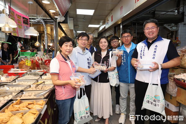 ▲南投縣民於5公有市場採買自備購物袋，可集點換超商禮物卡。（圖／南投縣政府提供，下同）